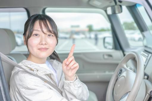 女性ドライバー 確認,シートベルト,カジュアルの写真素材
