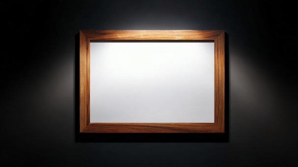 白く輝く木枠の額縁の写真