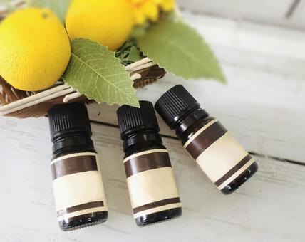 ラベル付き 寝かせたレモンの精油ボトル アロマ,アロマオイル,ボトルの写真素材