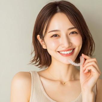 マウスピース使用中の女性 矯正 マウスピース使用中の女性 矯正の写真