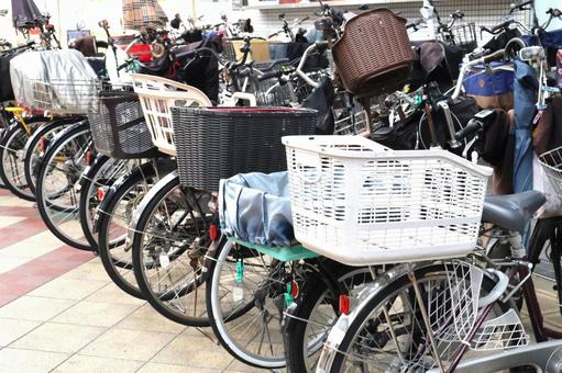 商店街のスーパーの駐輪場・自転車置き場 自転車置き場,駐輪場,自転車の写真素材