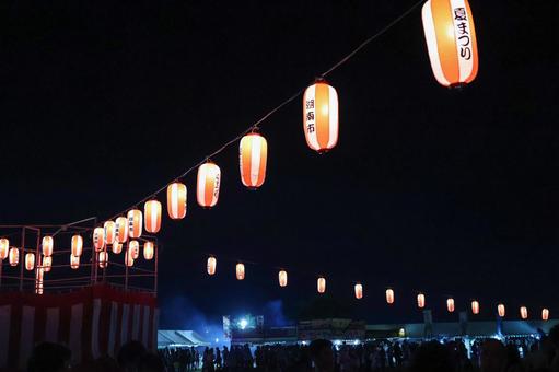 お祭りのやぐらにかかっている提灯 お祭りのやぐらにかかっている提灯 お祭り,櫓,やぐらの写真素材