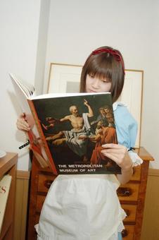 洋書を熟読するアリス コスプレ,コスプレイヤー,ロリータファッションの写真素材