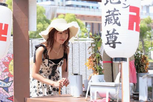 地蔵尊をお参りする女性 地蔵尊をお参りする女性 女性,地蔵尊,お参りの写真素材