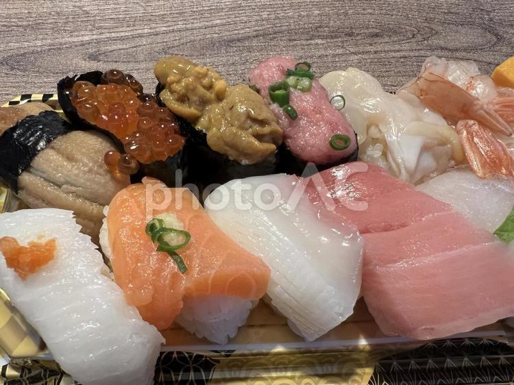 木目のテーブルに置かれた高級持ち帰り寿司 寿司,高級食材,刺身の写真素材