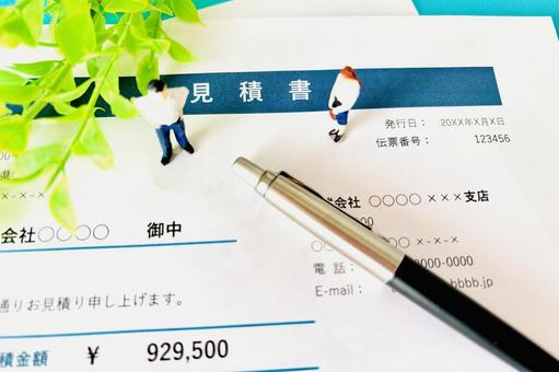 見積もりを作成するビジネスマン 見積もりを作成するビジネスマン 見積書,契約,見積もりの写真素材
