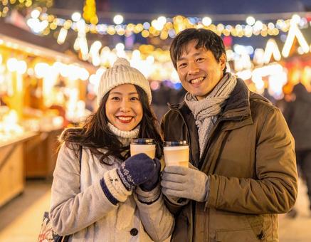 クリスマスマーケットのイルミネーション クリスマスマーケットのイルミネーションの写真