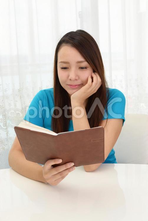 読書でくつろぐ女性 女性,読書,趣味の写真素材