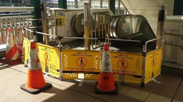 エスカレーターの定期点検工事　立入禁止 エスカレーター,点検,囲いの写真素材
