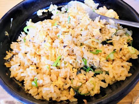 熱々美味しい鉄板焼き飯の写真