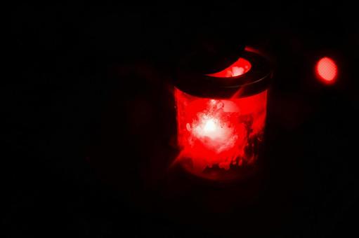 暗闇に赤く輝くキャンドルの灯り キャンドル,キャンドルナイト,ろうそくの写真素材