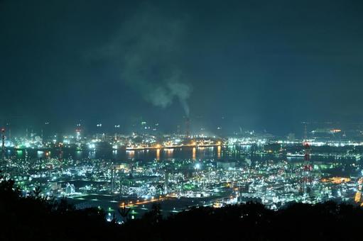 夜に煌めく水島コンビナートの工場夜景 水島コンビナート,工場夜景,夜景の写真素材