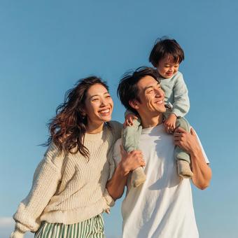 明るい日差しの中で過ごす家族3人 明るい日差しの中で過ごす家族3人の写真