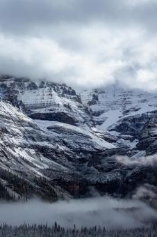 霧に包まれる雪のロッキー山脈_縦 カナダ,ロッキー,山の写真素材