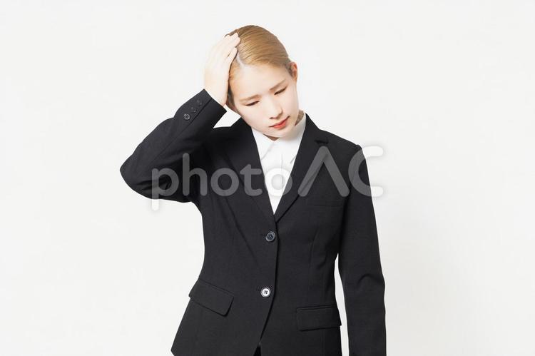 頭痛に困っているジャケットを着た若い女性 頭痛,頭,痛いの写真素材