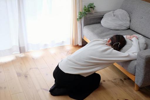 疲れ切った40代女性 女性,後ろ姿,ショックの写真素材