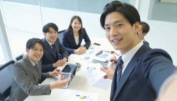 テーブルを囲んで会議するビジネスパーソン テーブルを囲んで会議するビジネスパーソンの写真