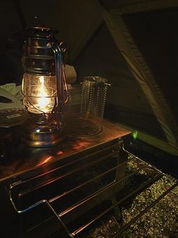 ランタンと薪ストーブ ランタンと薪ストーブ ランタン,キャンプ,デイキャンプの写真素材