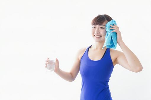 水分を摂取するスポーツウェアの女性 水分を摂取するスポーツウェアの女性 日本人,健康,スタイルの写真素材