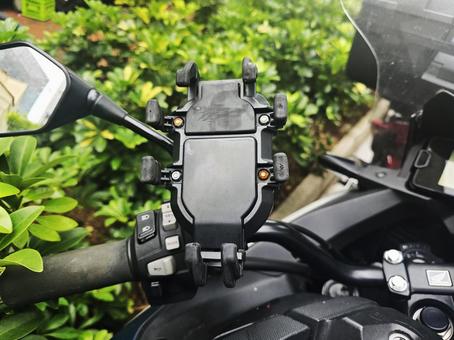 バイクに付けられたスマホホルダー バイクに付けられたスマホホルダー スクーター,バイク,スマホの写真素材
