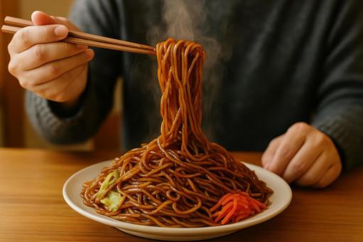 大盛り焼きそばを箸で持ち上げる瞬間 大盛り焼きそばを箸で持ち上げる瞬間の写真