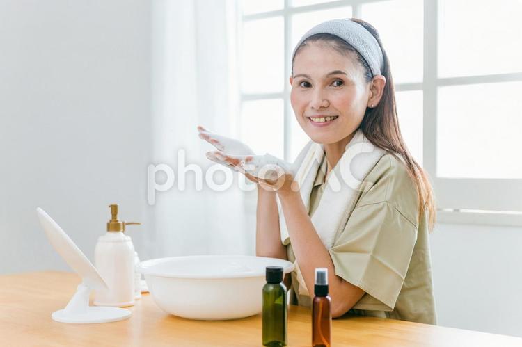 泡洗顔をするミドル世代の女性（笑顔） 泡洗顔,洗顔,スキンケアの写真素材