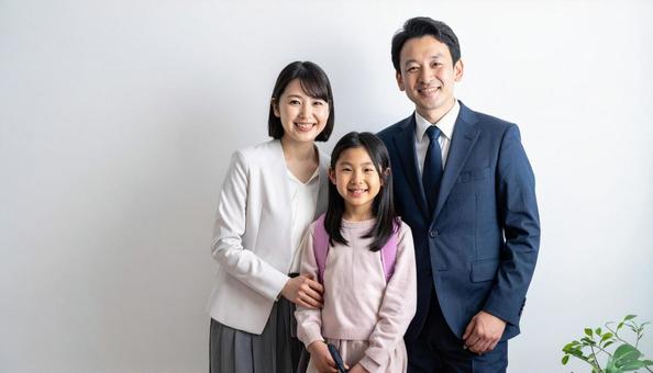 記念撮影をする家族 記念撮影をする家族の写真
