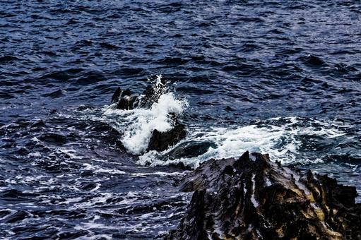 岩にぶつかる波 海岸,波,岩の写真素材