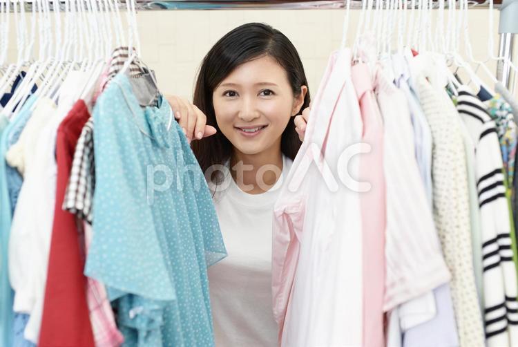 洋服のコーディネートを楽しむ女性 女性,主婦,おしゃれの写真素材