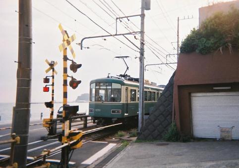 江ノ電と海 江ノ電,レトロ,写ルンですの写真素材