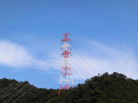 森林に建つ鉄塔と穏やかな青空 鉄塔,送電線,電線の写真素材