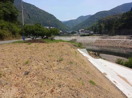 整備された河川と山あいの集落 整備された河川と山あいの集落 河川,護岸工事,集落の写真素材