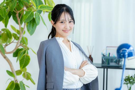 オフィスで働くビジネスウーマン オフィスカジュアル,クリエイティブオフィス,エンジニアの写真素材