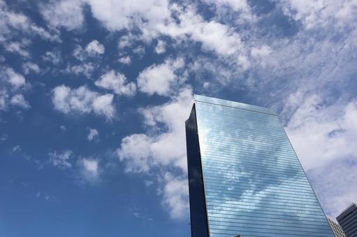 青空と白い雲が窓にうつる高層ビル 青空,白い,雲の写真素材
