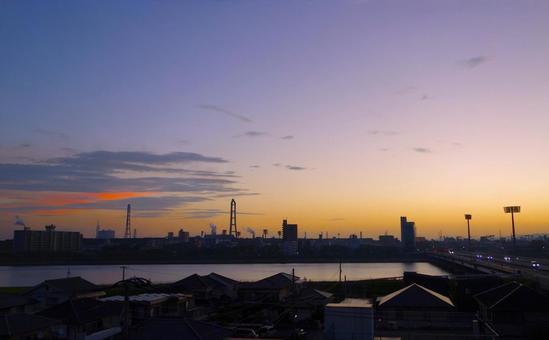 夜明け直前のリバーサイド 夜明け直前のリバーサイド 早朝,川,家並みの写真素材