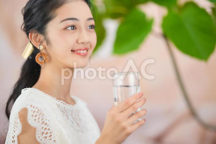 右手でグラスを持つ横向きの女性 女性,グラス,コップの写真素材