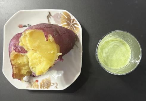 蒸し薩摩芋紅はるかと酵素青汁牛乳の昼食 昼食,薩摩芋,さつまいもの写真素材