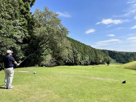 ティーショットを打つ男性ゴルファー ティーショットを打つ男性ゴルファー ゴルフ,ゴルフ場,ゴルファーの写真素材