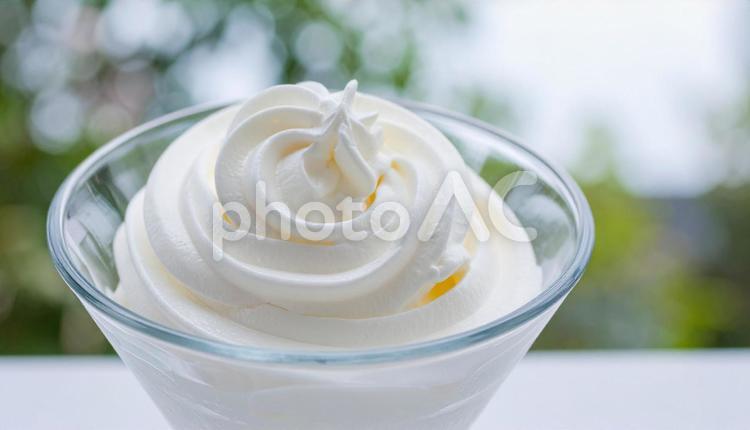 シンプルなとろけるソフトクリーム ソフトクリーム,アイスクリーム,夏の写真素材