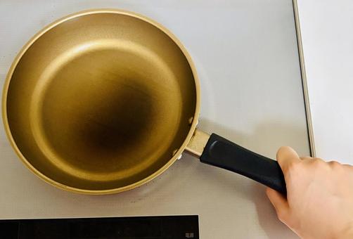フライパンの取っ手を持つ フライパンの取っ手を持つ フライパン,調理器具,ihの写真素材
