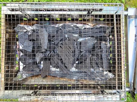 バーベキューコンロと炭 バーベキューコンロと炭の写真