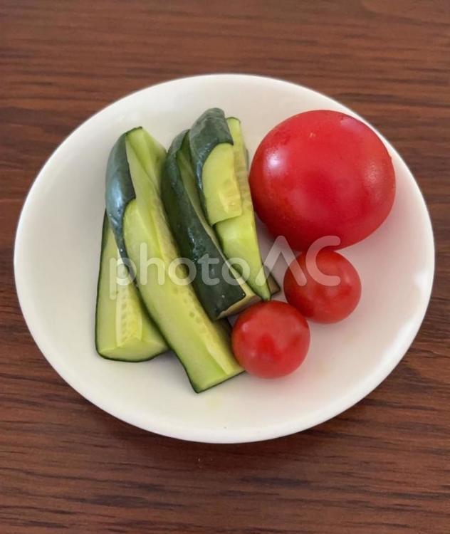 自家栽培ミディイとミニのトマトと胡瓜糠漬 自家栽培,ミディイ,ミニトマトの写真素材