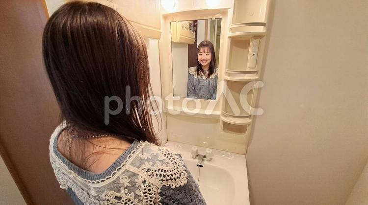 洗面台の鏡に映る女性 女性,洗面,鏡の写真素材