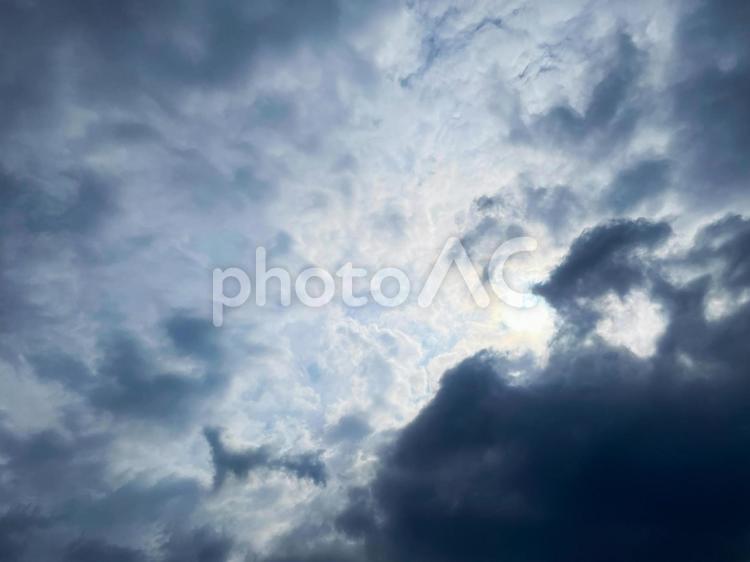 厚い雲と光が織りなすドラマチックな空 曇り空,空,雲の写真素材