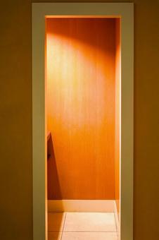 照らされたニッチと屋根瓦 照らされたニッチと屋根瓦 ニッチ,屋根瓦,壁の写真素材
