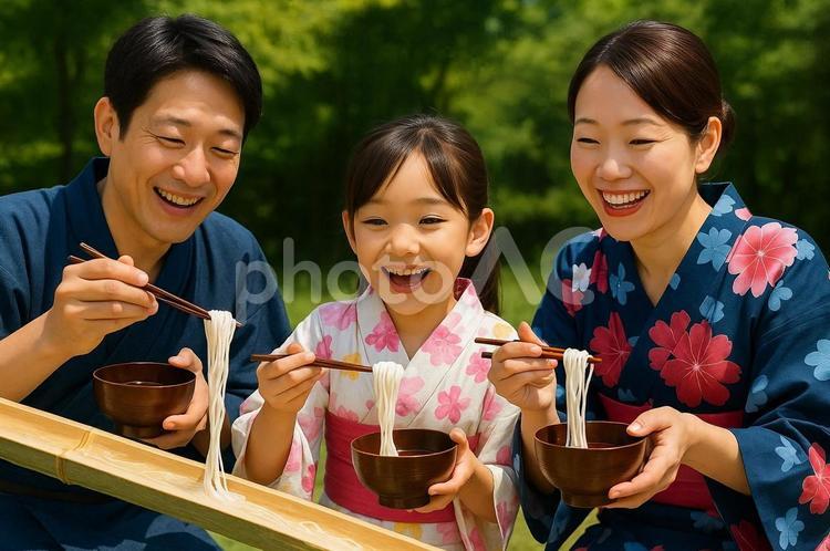家族で流しそうめんを楽しむ・夏の風物詩 家族,流しそうめん,夏の写真素材
