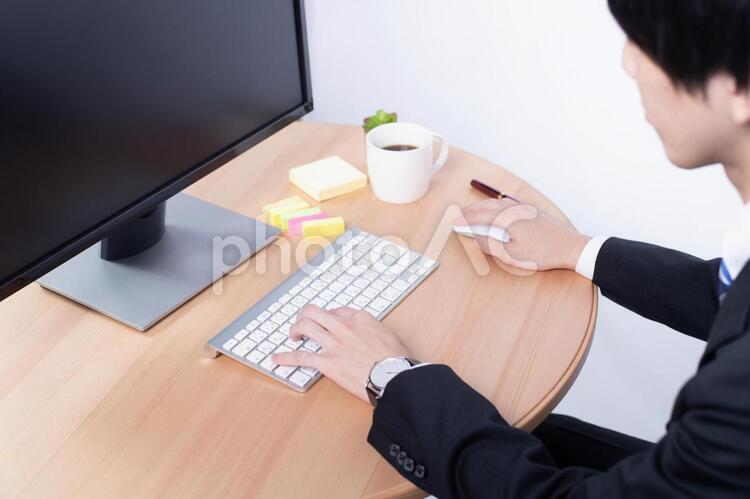 若い日本人男性会社員 白バック,白背景,スーツの写真素材