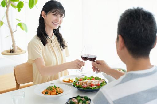 ダイニングで食事をするミドルの夫婦 ダイニングで食事をするミドルの夫婦 食事,家族,夫婦の写真素材