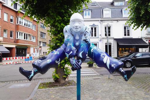 Statue of a person jumping over a box, JPG Statue of a person jumping over a box, JPG