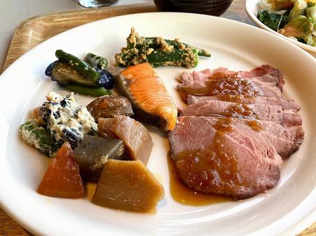 ローストビーフと筑前煮 ローストビーフと筑前煮 朝食ビュッフェ,モーニング,朝食の写真素材